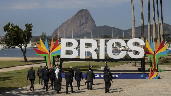 Líderes do BRICS caminhando em direção da foto oficial do evento, no Rio de Janeiro, Brasil. 6 de junho de 2025. - Sputnik Brasil