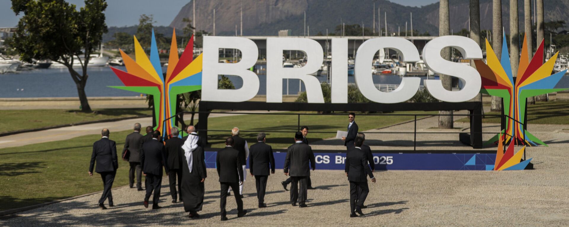 Líderes do BRICS caminhando em direção da foto oficial do evento, no Rio de Janeiro, Brasil. 6 de junho de 2025. - Sputnik Brasil, 1920, 11.12.2025
