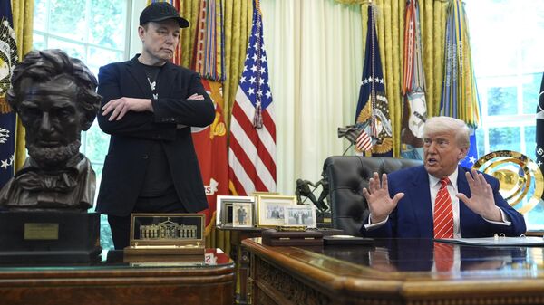 O presidente dos Estados Unidos, Donald Trump, discursa durante uma entrevista coletiva com Elon Musk no Salão Oval da Casa Branca. Washington, D.C., 30 de maio de 2025 - Sputnik Brasil