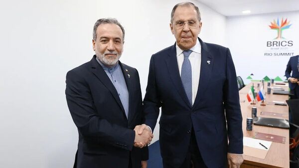 Lavrov se reúne com seu homólogo iraniano às margens da Cúpula do BRICS - Sputnik Brasil