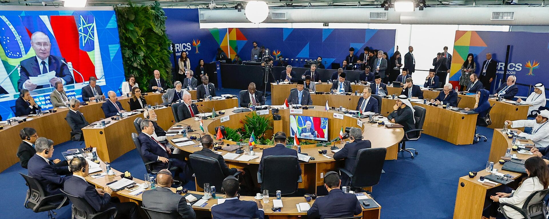 O presidente do Brasil, Luiz Inácio Lula da Silva, durante a sessão plenária Fortalecimento do Multilateralismo, Assuntos Econômico-Financeiros e Inteligência Artificial, no contexto da 17ª Cúpula do BRICS, no Museu de Arte Moderna do Rio de Janeiro (MAM Rio). Brasil, 6 de julho de 2025 - Sputnik Brasil, 1920, 24.07.2025