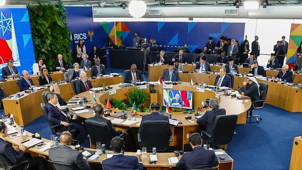 O presidente do Brasil, Luiz Inácio Lula da Silva, durante a sessão plenária Fortalecimento do Multilateralismo, Assuntos Econômico-Financeiros e Inteligência Artificial, no contexto da 17ª Cúpula do BRICS, no Museu de Arte Moderna do Rio de Janeiro (MAM Rio). Brasil, 6 de julho de 2025 - Sputnik Brasil