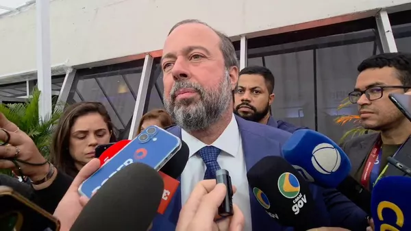 Ministro de Minas e Energia do Brasil, Alexandre Silveira, durante conversa com a imprensa na Cúpula do BRICS. Rio de Janeiro, 7 de julho de 2025 - Sputnik Brasil