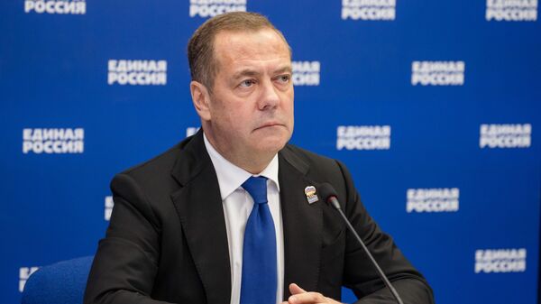 O vice-presidente do Conselho de Segurança da Federação da Rússia, presidente do partido Rússia Unida, Dmitry Medvedev, fala com cidadãos por videoconferência em reunião do partido, em 26 de junho de 2025 - Sputnik Brasil