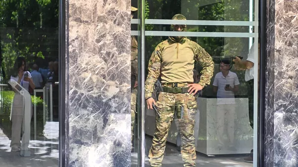 ‍Polícia armênia invade sede da Electric Grids do empresário russo detido na Armênia - Sputnik Brasil