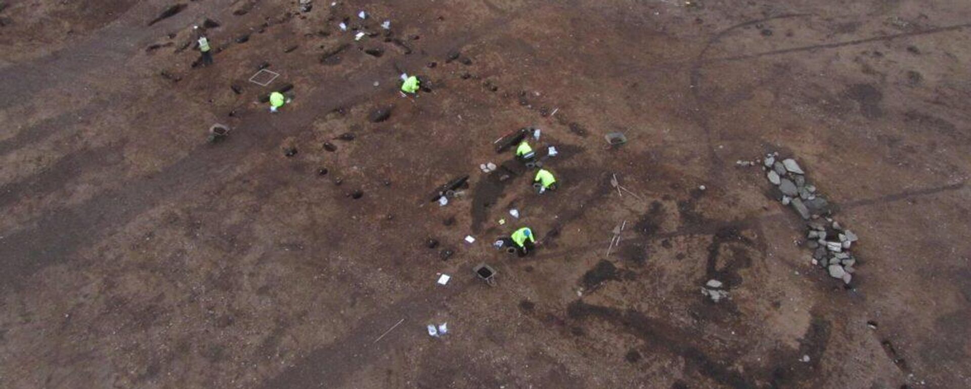 Vista aérea dos arqueólogos da GUARD escavando o longo salão neolítico em Carnoustie, Escócia - Sputnik Brasil, 1920, 08.07.2025