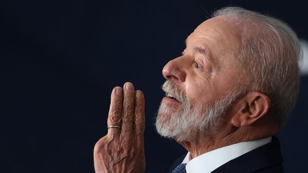 Presidente do Brasil, Luiz Inácio Lula da Silva acena durante a fotografia de família dos chefes de Estado e de governo dos países presentes na Cúpula do BRICS do Rio de Janeiro, no Museu de Arte Moderna do Rio (MAM Rio). Brasil, 7 de julho de 2025 - Sputnik Brasil