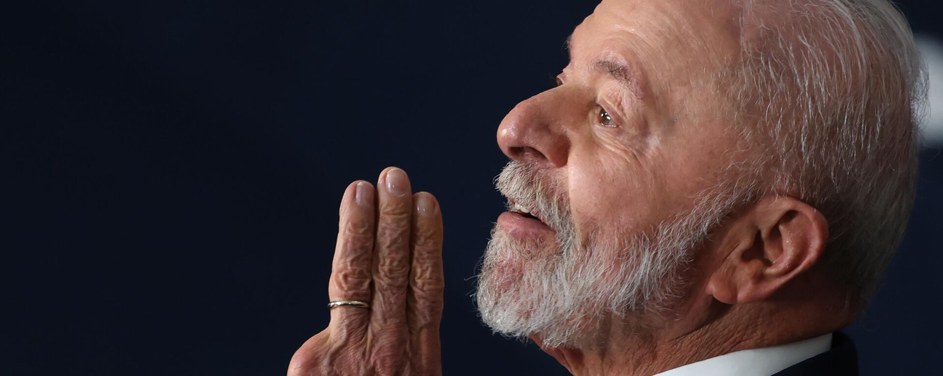 Presidente do Brasil, Luiz Inácio Lula da Silva acena durante a fotografia de família dos chefes de Estado e de governo dos países presentes na Cúpula do BRICS do Rio de Janeiro, no Museu de Arte Moderna do Rio (MAM Rio). Brasil, 7 de julho de 2025 - Sputnik Brasil, 1920, 17.07.2025