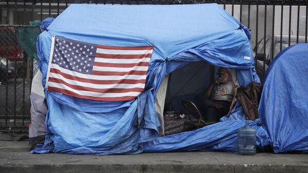 Um homem fuma dentro de uma barraca na Skid Row, em Los Angeles, EUA, 20 de março de 2020 - Sputnik Brasil