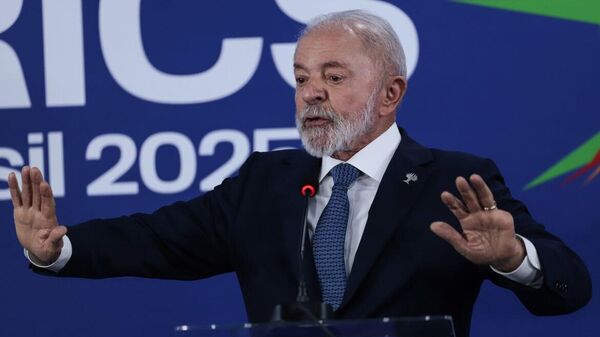 Lula reúne ministros em resposta a tarifa extra anunciada por Trump, diz mídia - Sputnik Brasil