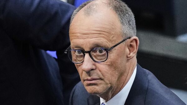 Friedrich Merz reage após não ser eleito novo chanceler no primeiro turno de votação no Bundestag alemão, o parlamento federal alemão, no edifício Reichstag em Berlim, 6 de maio de 2025 - Sputnik Brasil