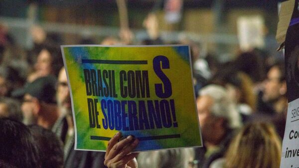 Manifestantes com cartazes na avenida Paulista que criticam a política do presidente norte-americano Donald Trump contra o Brasil. São Paulo, 10 de julho de 2025 - Sputnik Brasil