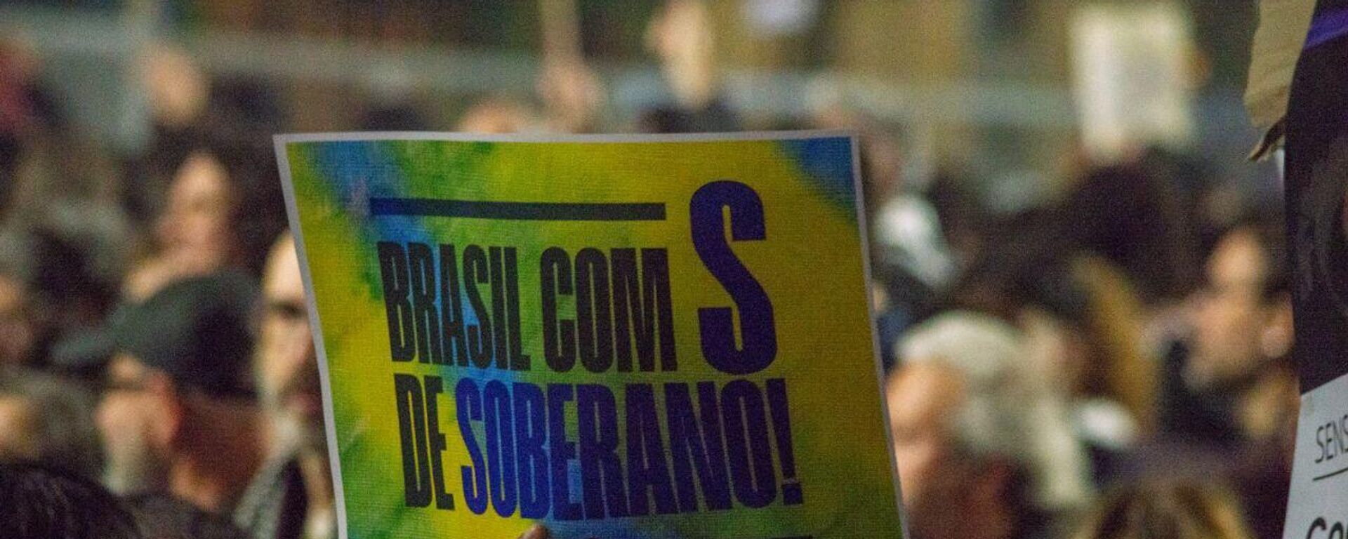 Manifestantes com cartazes na avenida Paulista que criticam a política do presidente norte-americano, Donald Trump, contra o Brasil. São Paulo, Brasil, 10 de julho de 2025 - Sputnik Brasil, 1920, 17.07.2025