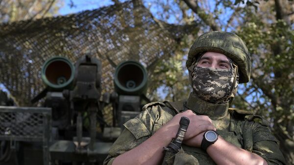 Militar das Forças Armadas da Rússia durante o dever de combate do sistema de mísseis antiaéreos Buk-M2 na república de Donetsk. - Sputnik Brasil