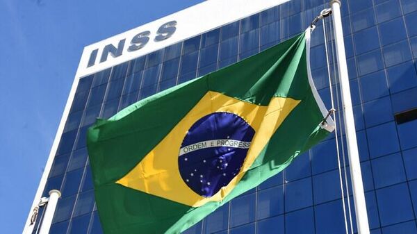 Bandeira do Brasil em frente ao prédio do Instituto Nacional do Seguro Social (INSS) - Sputnik Brasil