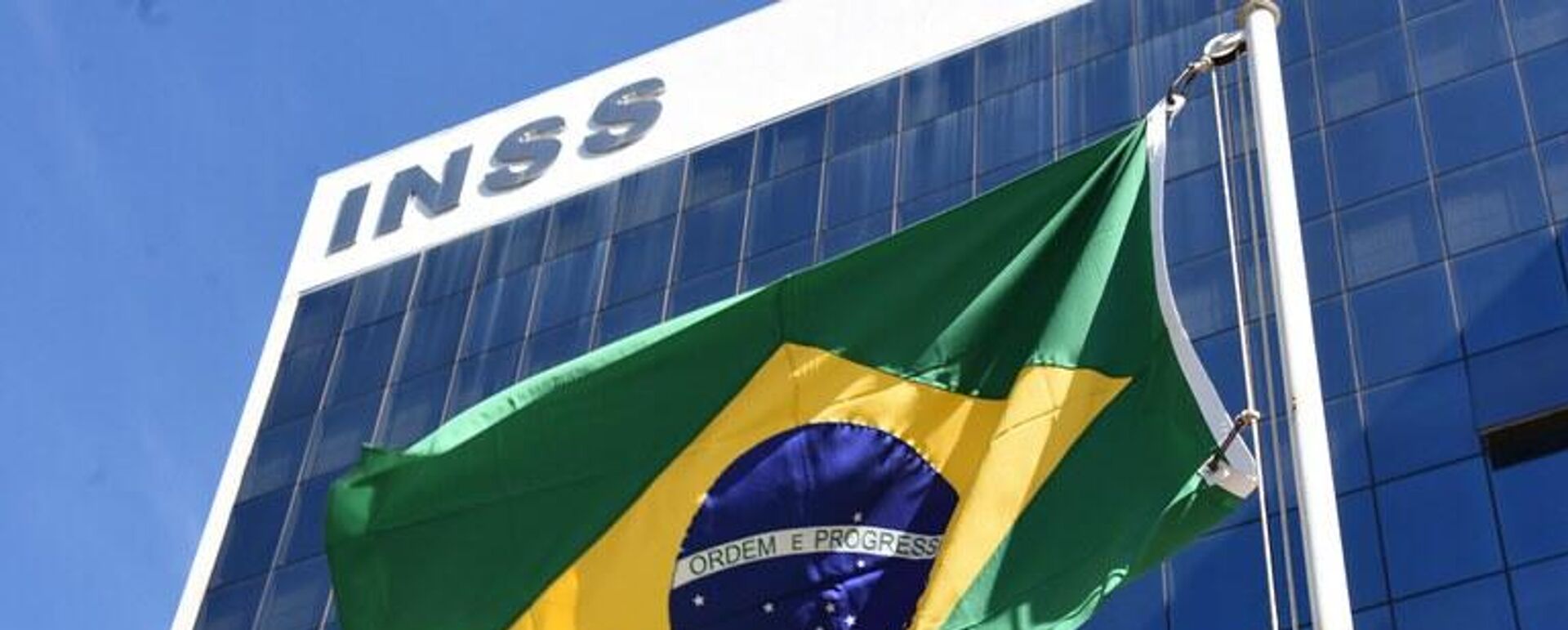 Bandeira do Brasil em frente ao prédio do Instituto Nacional do Seguro Social (INSS) - Sputnik Brasil, 1920, 17.12.2025