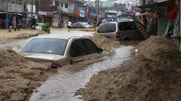 Veículos parcialmente submersos em uma rua inundada após a passagem do furacão John em Acapulco, México, 28 de setembro de 2024 - Sputnik Brasil