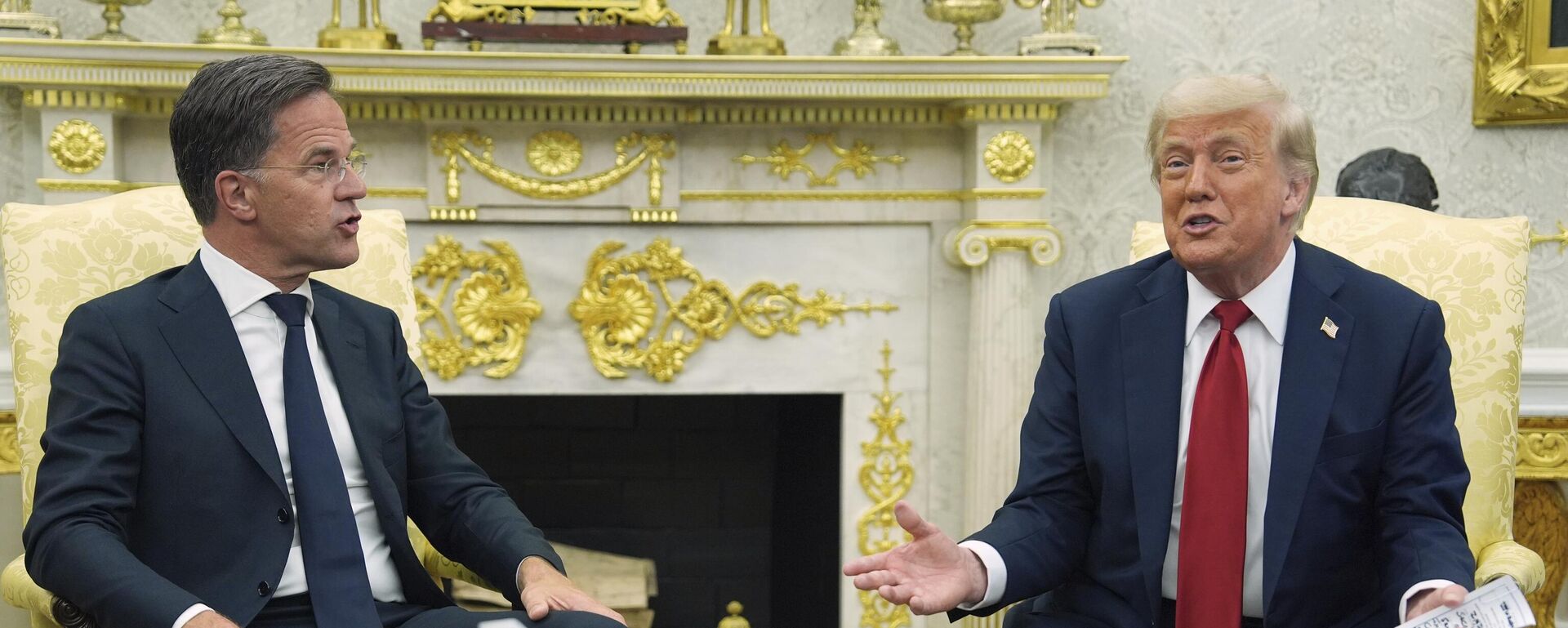 O presidente norte-americano, Donald Trump, fala com a imprensa durante uma reunião com o secretário-geral da OTAN, Mark Rutte. Washington, D.C., 14 de julho de 2025 - Sputnik Brasil, 1920, 14.07.2025