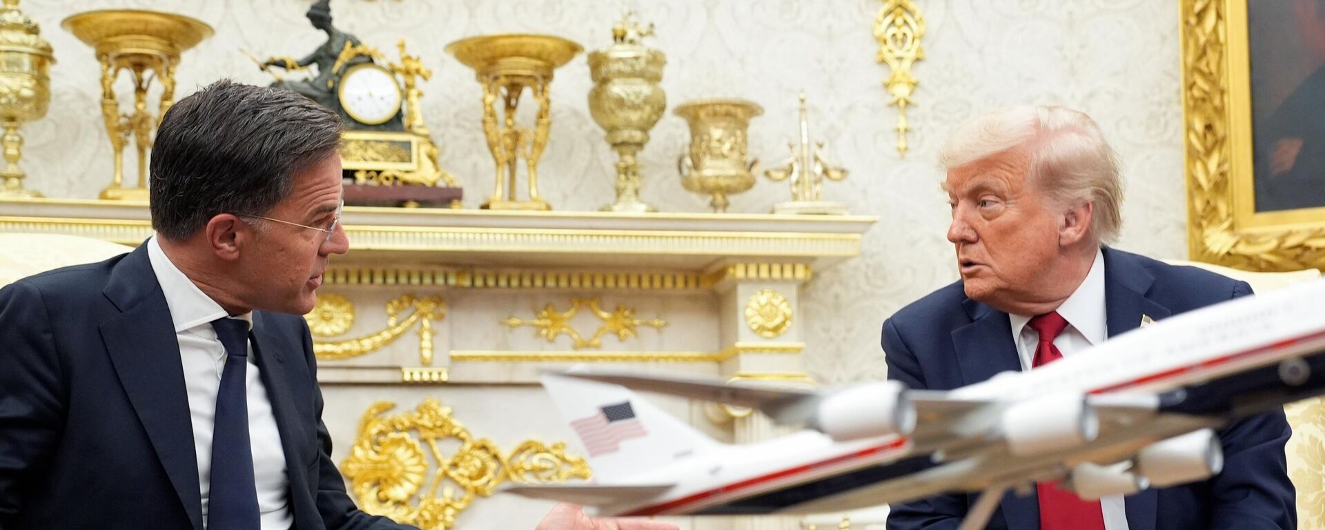 O presidente dos EUA, Donald Trump (à direita), e o secretário-geral da OTAN, Mark Rutte (à esquerda), durante reunião. No encontro, Donald Trump anunciou o fornecimento de armas norte-americanas à Ucrânia por meio da OTAN. Washington, D.C., 14 de julho de 2025 - Sputnik Brasil, 1920, 15.07.2025