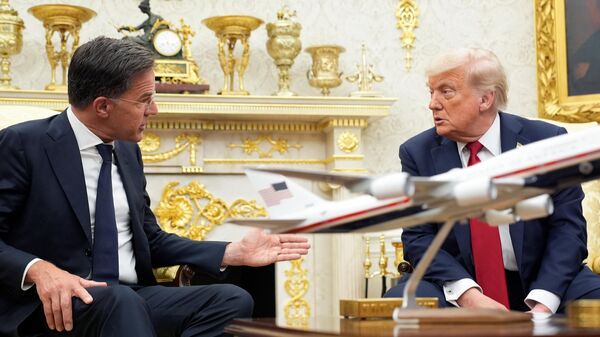 O presidente dos EUA, Donald Trump (à direita), e o secretário-geral da OTAN, Mark Rutte (à esquerda), durante reunião. No encontro, Donald Trump anunciou o fornecimento de armas norte-americanas à Ucrânia por meio da OTAN. Washington, D.C., 14 de julho de 2025 - Sputnik Brasil