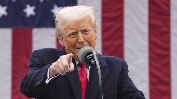 O presidente dos EUA, Donald Trump, anuncia novas tarifas no Roseiral da Casa Branca. Washington, D.C., 2 de abril de 2025 - Sputnik Brasil