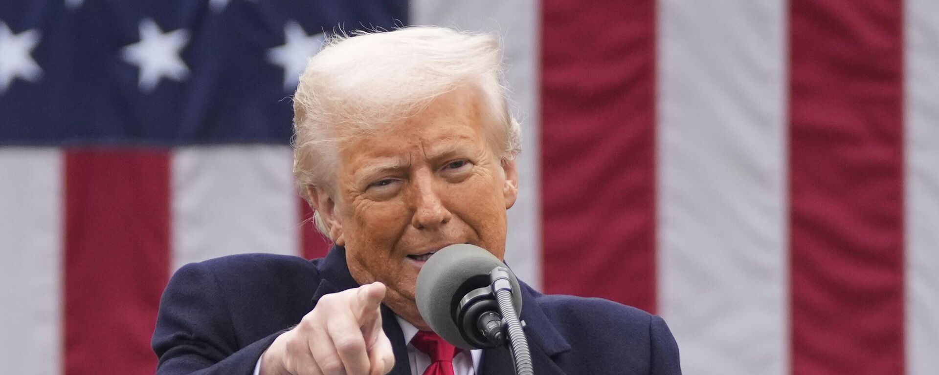 O presidente dos EUA, Donald Trump, anuncia novas tarifas no Roseiral da Casa Branca. Washington, D.C., 2 de abril de 2025 - Sputnik Brasil, 1920, 21.08.2025