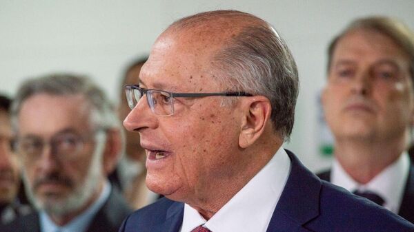 Vice-presidente e ministro do Desenvolvimento, Indústria, Comércio e Serviços, Geraldo Alckmin, fala à imprensa após encontro com representantes da indústria. Brasília (DF), 15 de julho de 2025 - Sputnik Brasil