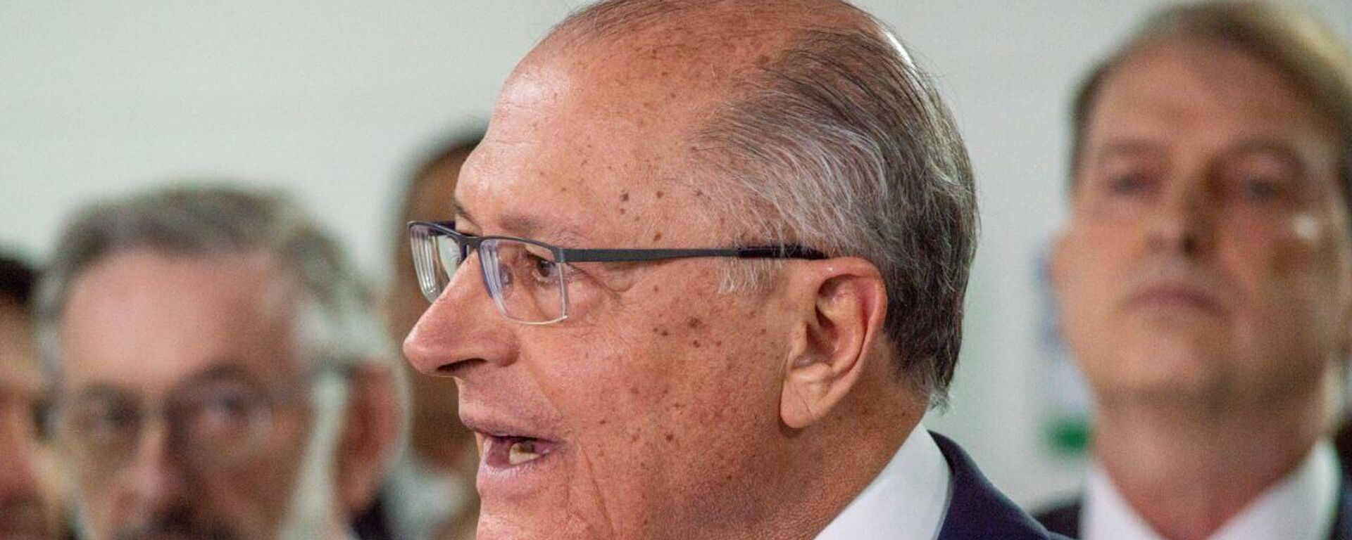 Vice-presidente e ministro do Desenvolvimento, Indústria, Comércio e Serviços, Geraldo Alckmin, fala à imprensa após encontro com representantes da indústria. Brasília (DF), 15 de julho de 2025 - Sputnik Brasil, 1920, 15.07.2025