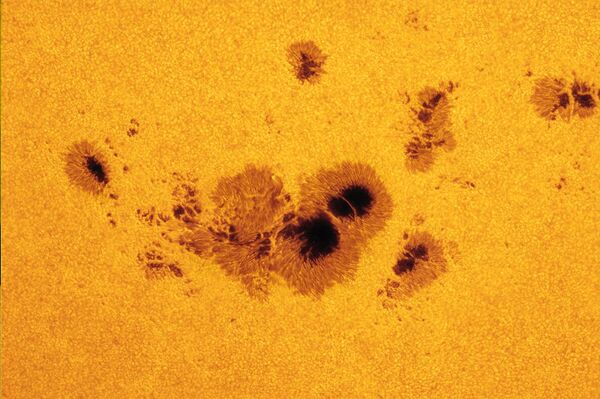 Um grupo de manchas solares, rotulado como Região Ativa 1520, apareceu no lado esquerdo do Sol em 7 de julho de 2012. A grande mancha no canto inferior esquerdo se estende por mais de 11 Terras, ou 87.000 milhas de diâmetro - Sputnik Brasil