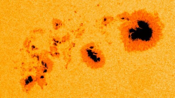 Cientistas observam regiões magnéticas dinâmicas no Sol do tamanho de planetas - Sputnik Brasil