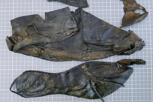 Sapatos encontrados durante escavações arqueológicas no bairro de Bjorvika, em Oslo, Noruega - Sputnik Brasil