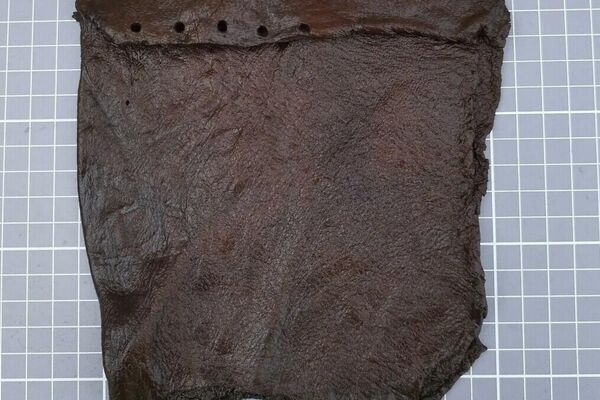 Bolsa retangular com aba encontrada durante escavações arqueológicas em Bjorvika, Noruega - Sputnik Brasil