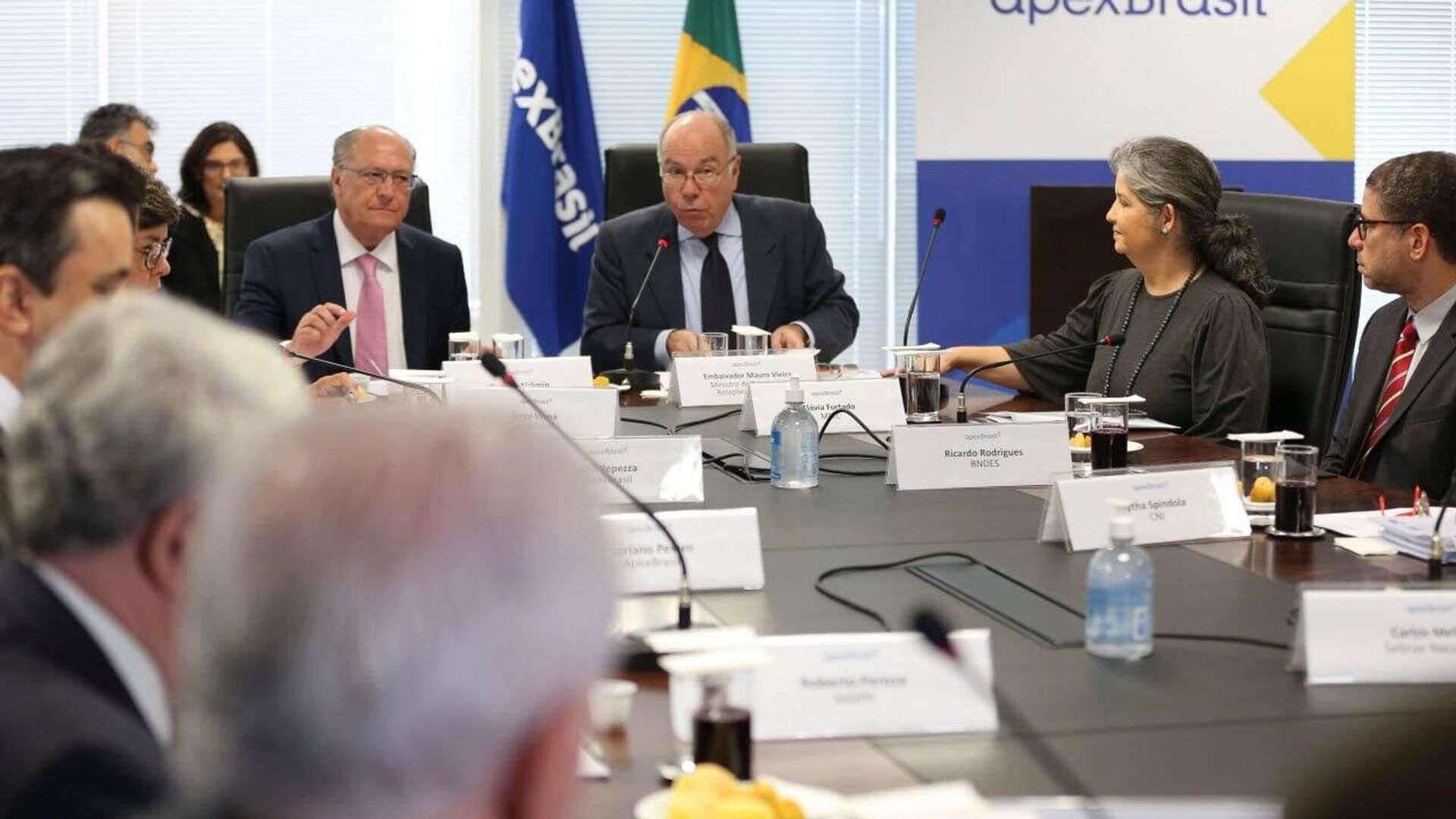 Brasil reage à tarifa dos EUA e reforça defesa do comércio bilateral - Sputnik Brasil, 1920, 16.07.2025