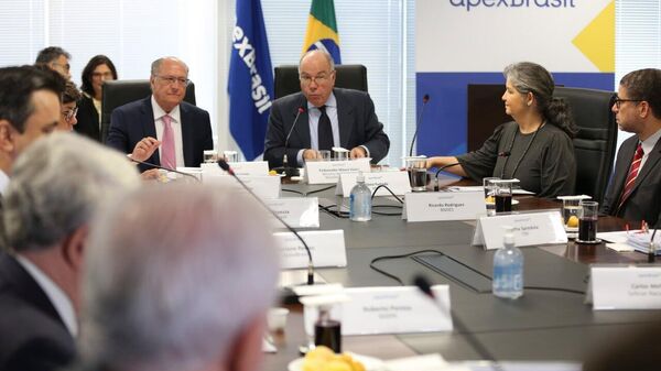 Brasil reage à tarifa dos EUA e reforça defesa do comércio bilateral - Sputnik Brasil