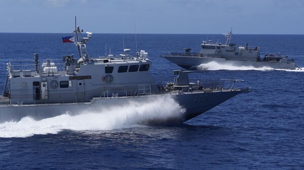 Embarcação de Interdição de Ataque Rápido das Filipinas realiza manobras enquanto participa de um exercício militar conjunto filipino no mar do Sul da China, zona disputada pelas Filipinas, 6 de novembro de 2024 - Sputnik Brasil