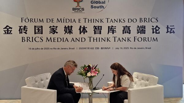 O chefe de projetos internacionais do Rossiya Segodnya, Vasily Pushkov e a diretora-executiva da mídia Brasil de Fato, Nina Fideles. - Sputnik Brasil