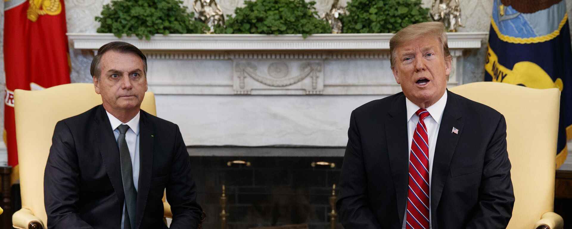 O presidente dos Estados Unidos, Donald Trump, durante reunião com o então presidente do Brasil, Jair Bolsonaro, no Salão Oval da Casa Branca. Washington, D.C., 19 de março de 2019 - Sputnik Brasil, 1920, 18.07.2025