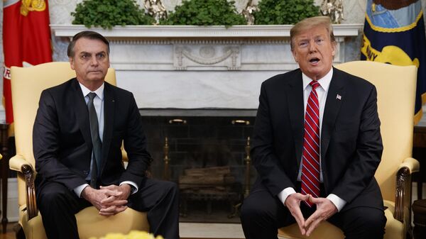 O presidente dos Estados Unidos, Donald Trump, durante reunião com o então presidente do Brasil, Jair Bolsonaro, no Salão Oval da Casa Branca. Washington, D.C., 19 de março de 2019 - Sputnik Brasil