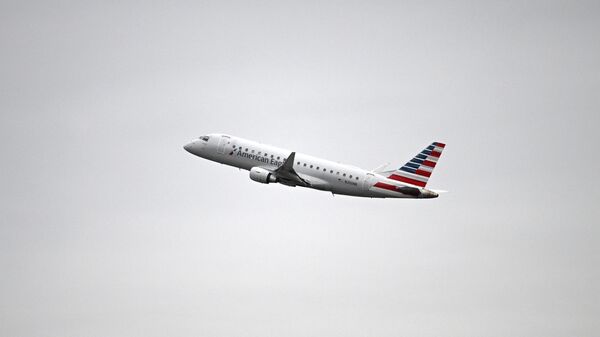 Voo do Embraer 170 usado pela companhia norte-americana American Airlines no Aeroporto Internacional de Daytona. Estados Unidos, 14 de fevereiro de 2025 - Sputnik Brasil