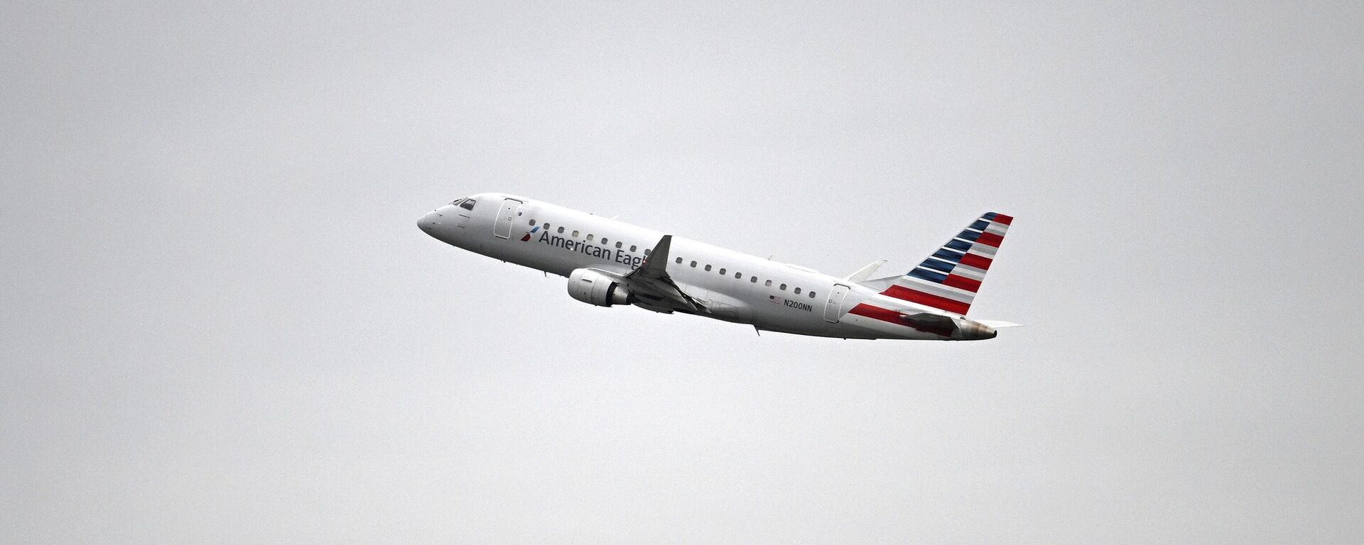 Voo do Embraer 170 usado pela companhia norte-americana American Airlines no Aeroporto Internacional de Daytona. Estados Unidos, 14 de fevereiro de 2025 Voo do Embraer 170 usado pela companhia norte-americana American Airlines no Aeroporto Internacional de Daytona. Estados Unidos, 14 de fevereiro de 2025 - Sputnik Brasil, 1920, 18.07.2025