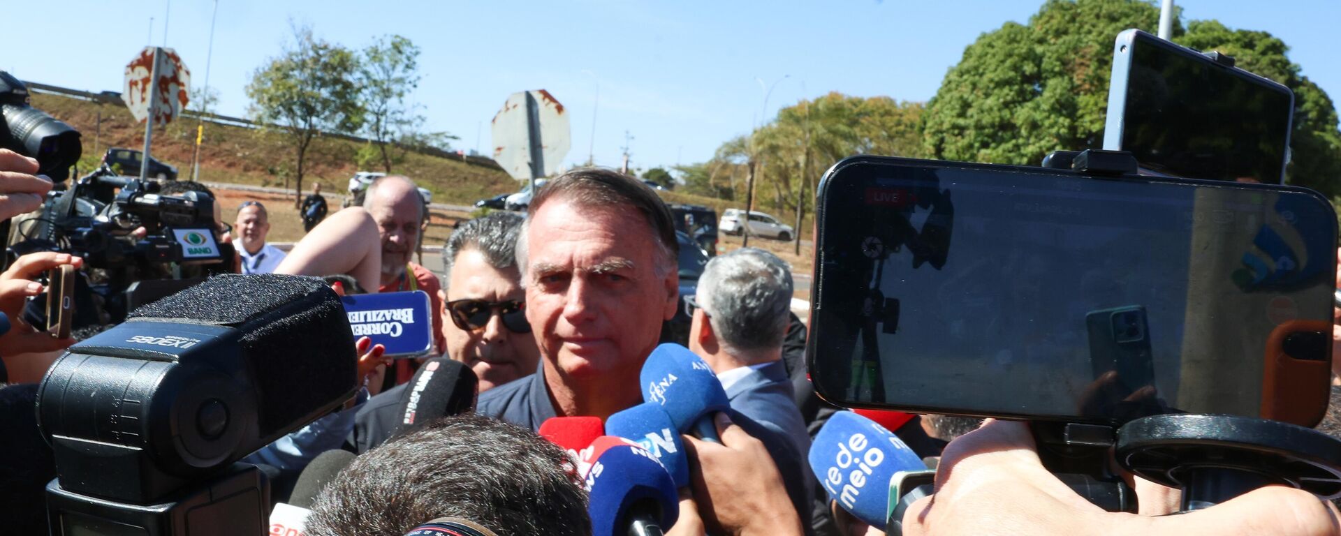 O ex-presidente Jair Bolsonaro (PL) fala com a imprensa após colocar tornozeleira eletrônica, na Secretaria de Estado de Administração Penitenciária do Distrito Federal, em Brasília, em 18 de julho de 2025 - Sputnik Brasil, 1920, 18.07.2025