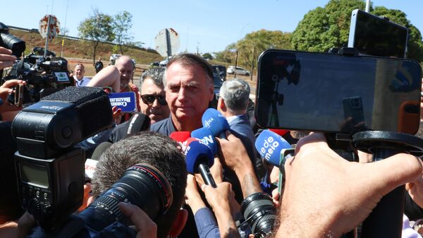 O ex-presidente Jair Bolsonaro fala com a imprensa após colocar tornozeleira na Secretaria de Administração Penitenciária do Distrito Federal, em Brasília. 18 de julho de 2025. - Sputnik Brasil