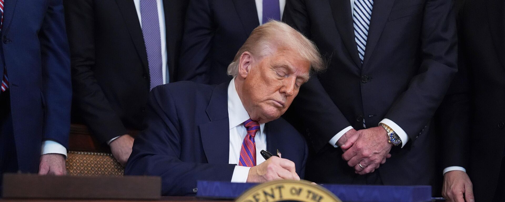 O presidente dos EUA, Donald Trump, assina um projeto de lei que regulamenta as stablecoins, um tipo de criptomoeda, na Sala Leste da Casa Branca. Washington, D.C., EUA, 18 de julho de 2025 - Sputnik Brasil, 1920, 18.07.2025