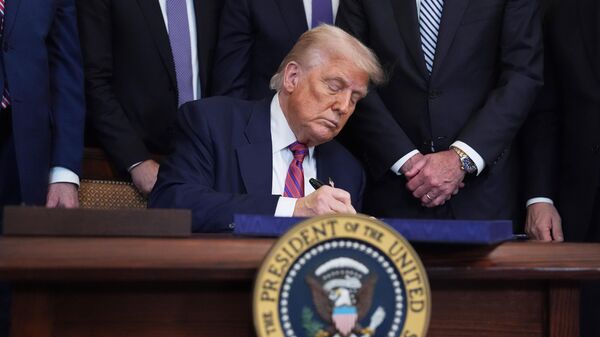 O presidente dos EUA, Donald Trump, assina um projeto de lei que regulamenta as stablecoins, um tipo de criptomoeda, na Sala Leste da Casa Branca. Washington, D.C., EUA, 18 de julho de 2025 - Sputnik Brasil