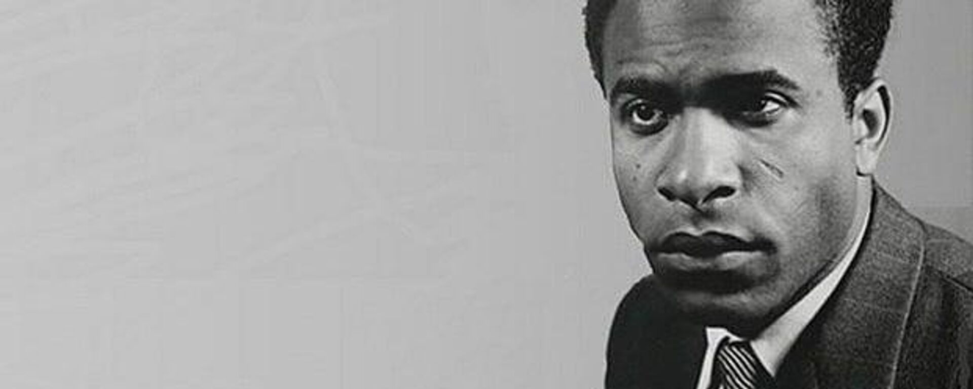 Frantz Fanon, psiquiatra e intelectual martinicano completaria 100 anos em 20 de julho de 2025 - Sputnik Brasil, 1920, 18.07.2025
