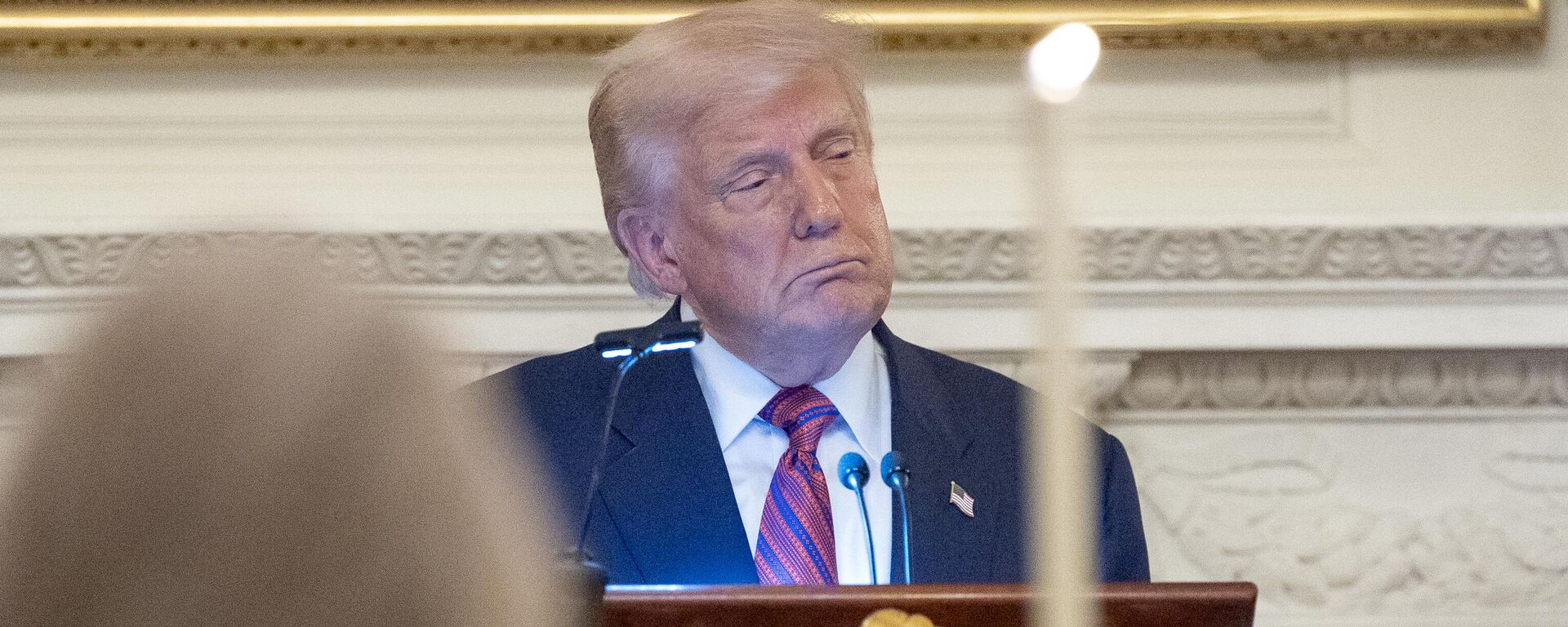 Donald Trump discursa durante jantar para senadores republicanos na Sala de Jantar de Estado da Casa Branca, em Washington, D.C. EUA, 18 de julho de 2025 - Sputnik Brasil, 1920, 06.09.2025