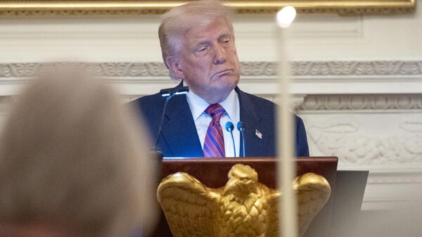 Donald Trump discursa durante um jantar para senadores republicanos no Salão de Jantar de Estado da Casa Branca, em Washington (DC). EUA, 18 de julho de 2025 - Sputnik Brasil
