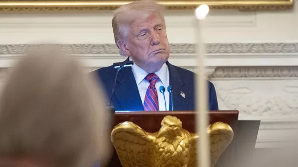 Donald Trump discursa durante jantar para senadores republicanos na Sala de Jantar de Estado da Casa Branca, em Washington, D.C. EUA, 18 de julho de 2025 - Sputnik Brasil