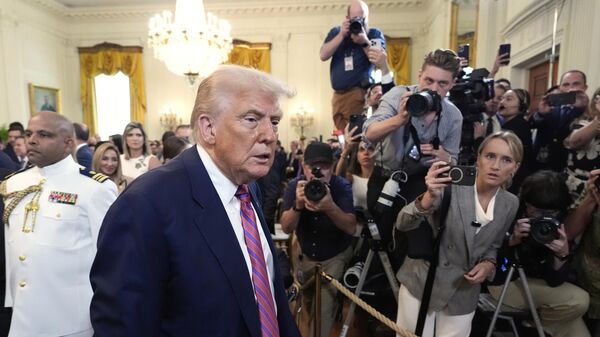 Donald Trump fala com jornalistas após assinar um projeto de lei que regulamenta as stablecoins, um tipo de criptomoeda, na Sala Leste da Casa Branca, em Washington (DC). EUA, 18 de julho de 2025 - Sputnik Brasil