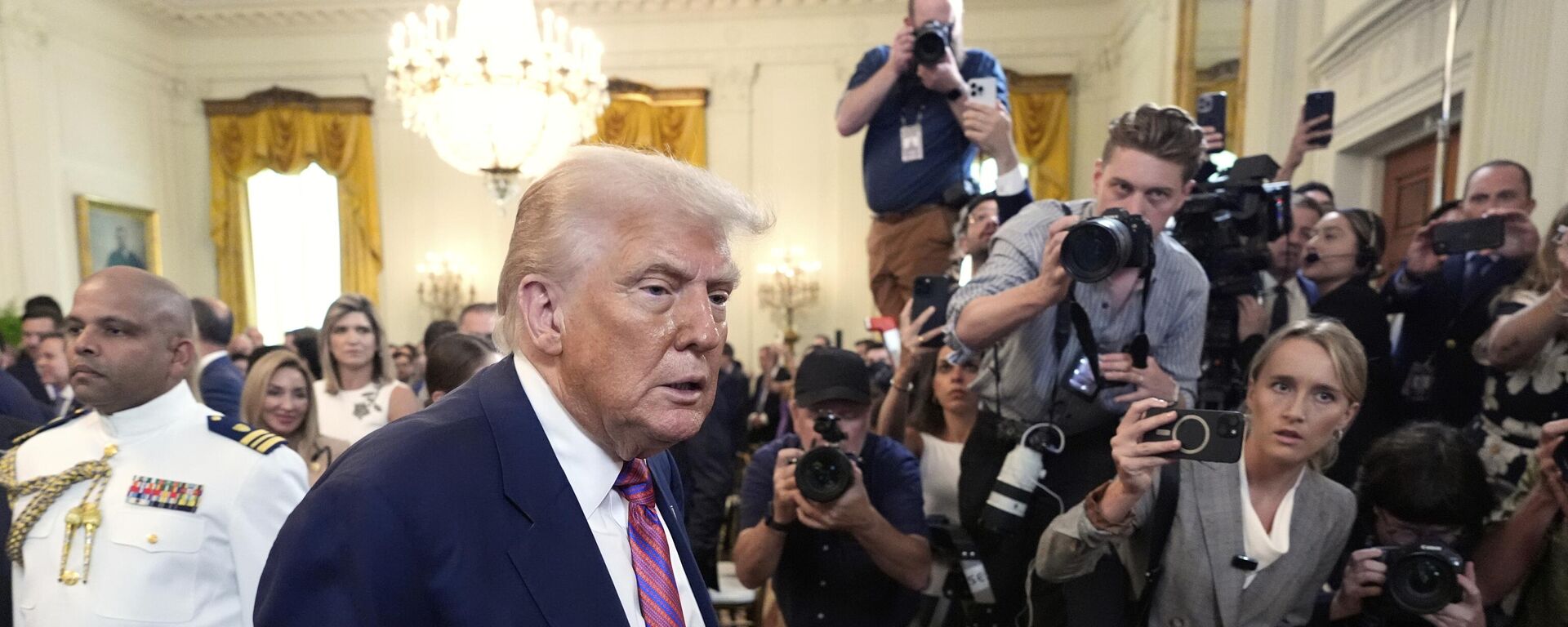 Donald Trump fala com jornalistas após assinar um projeto de lei que regulamenta as stablecoins, um tipo de criptomoeda, na Sala Leste da Casa Branca, em Washington (DC). EUA, 18 de julho de 2025 - Sputnik Brasil, 1920, 20.07.2025